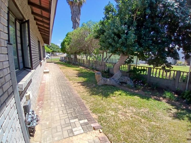 4 Bedroom Property for Sale in Stilbaai Wes Western Cape